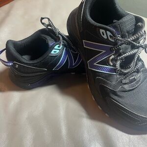 New Balance 410 Trail Women’s size 9 Shoes Great Condition Smoke free home